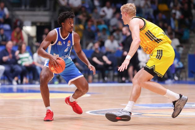 Frankfurt Skyliners - ALBA Berlin, easyCredit BBL Nahiem Alleyne (Skyliners, 4) gegen Sam Griesel (Alba Berlin, 5). Spiel der easyCredit BBL zwischen den Frankfurt Skyliners und ALBA Berlin am 26. April 2026 in der Süwag Energie ARENA in Frankfurt am Main., Frankfurt am Main Hessen Deutschland Süwag Energie ARENA