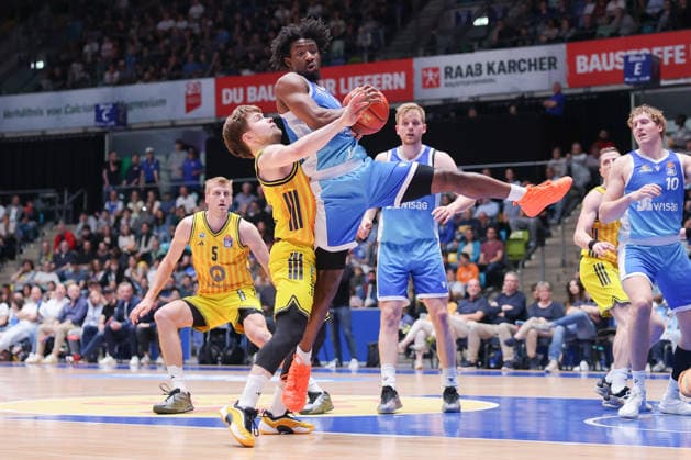 Frankfurt Skyliners - ALBA Berlin, easyCredit BBL Bennet Hundt (Alba Berlin, 33) umklammert Isaiah Swope (Skyliners, 1). Spiel der easyCredit BBL zwischen den Frankfurt Skyliners und ALBA Berlin am 26. April 2026 in der Süwag Energie ARENA in Frankfurt am Main., Frankfurt am Main Hessen Deutschland Süwag Energie ARENA