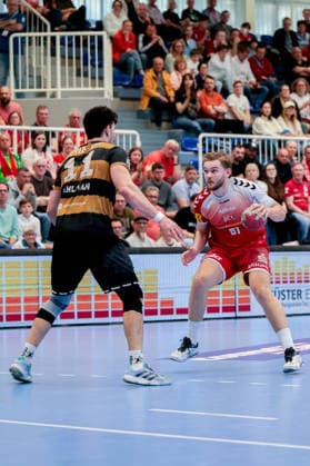 26.04.2026, 29. Spieltag der 2. Handball Bundesliga, TuSEM Essen - HC Elbflorenz 2006. v. l. Doruk Pehlivan (HC Elbflorenz 2006), Alexander Schoss (TuSEM Essen). Essen Am Hallo NRW Deutschland xRHR-FOTO DEx Copyright: DennisxEwert RHR-FOTOx RHR-FOTO DE