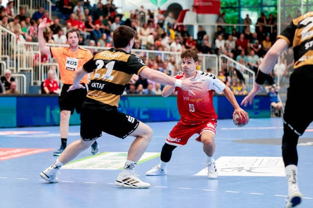26.04.2026, 29. Spieltag der 2. Handball Bundesliga, TuSEM Essen - HC Elbflorenz 2006. v. l. Ediz Aktas (HC Elbflorenz 2006), Nils Homscheid (TuSEM Essen). Essen Am Hallo NRW Deutschland xRHR-FOTO DEx Copyright: DennisxEwert RHR-FOTOx RHR-FOTO DE