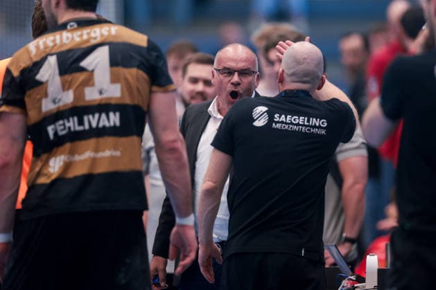 26.04.2026, 29. Spieltag der 2. Handball Bundesliga, TuSEM Essen - HC Elbflorenz 2006. Spielaufsicht Frank Böllhoff interveniert und entscheidet auf Siebenmeter, Essen Am Hallo NRW Deutschland xRHR-FOTO DEx Copyright: DennisxEwert RHR-FOTOx RHR-FOTO DE