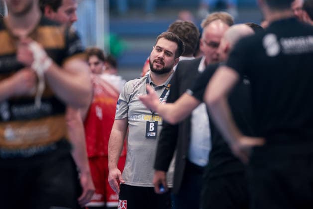 26.04.2026, 29. Spieltag der 2. Handball Bundesliga, TuSEM Essen - HC Elbflorenz 2006. Trainer Kenji Hövels (TuSEM Essen) ist fassungslos. Essen Am Hallo NRW Deutschland xRHR-FOTO DEx Copyright: DennisxEwert RHR-FOTOx RHR-FOTO DE