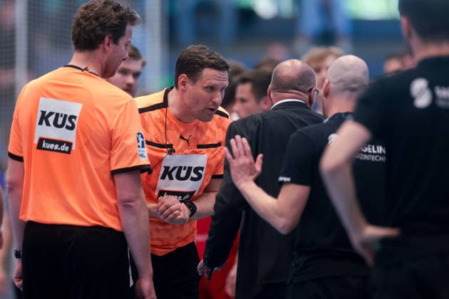 26.04.2026, 29. Spieltag der 2. Handball Bundesliga, TuSEM Essen - HC Elbflorenz 2006. Schiedsricher Nils Blümel diskutiert mit der Spielaufsicht Frank Böllhoff. Essen Am Hallo NRW Deutschland xRHR-FOTO DEx Copyright: DennisxEwert RHR-FOTOx RHR-FOTO DE