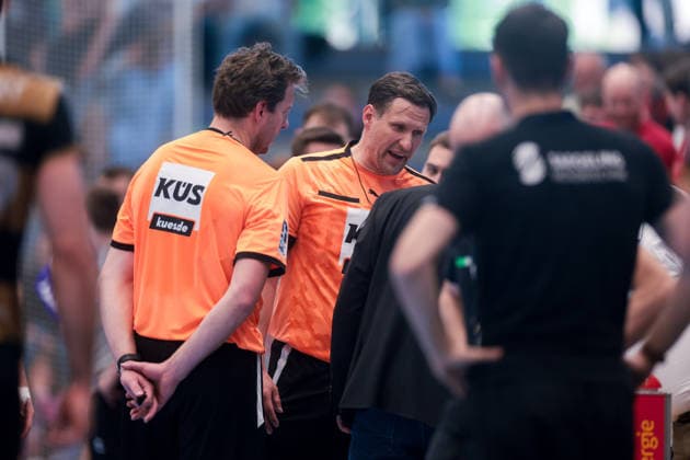 26.04.2026, 29. Spieltag der 2. Handball Bundesliga, TuSEM Essen - HC Elbflorenz 2006. Schiedsricher Nils Blümel diskutiert mit der Spielaufsicht Frank Böllhoff. Essen Am Hallo NRW Deutschland xRHR-FOTO DEx Copyright: DennisxEwert RHR-FOTOx RHR-FOTO DE