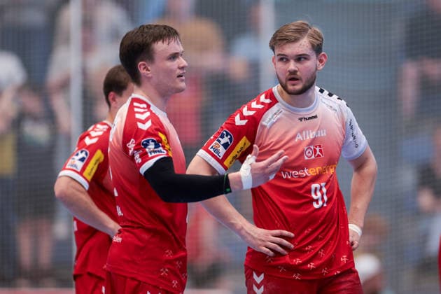 26.04.2026, 29. Spieltag der 2. Handball Bundesliga, TuSEM Essen - HC Elbflorenz 2006. v. l. Max Neuhaus (TuSEM Essen), Alexander Schoss (TuSEM Essen) reklamieren. Essen Am Hallo NRW Deutschland xRHR-FOTO DEx Copyright: DennisxEwert RHR-FOTOx RHR-FOTO DE