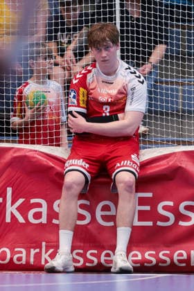 26.04.2026, 29. Spieltag der 2. Handball Bundesliga, TuSEM Essen - HC Elbflorenz 2006. Felix Mart (TuSEM Essen) sitzt enttäuscht auf der Bande. Essen Am Hallo NRW Deutschland xRHR-FOTO DEx Copyright: DennisxEwert RHR-FOTOx RHR-FOTO DE