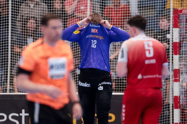 26.04.2026, 29. Spieltag der 2. Handball Bundesliga, TuSEM Essen - HC Elbflorenz 2006. Torwart Finn Knaack (TuSEM Essen) zieht sein Trikot über den Kopf. Essen Am Hallo NRW Deutschland xRHR-FOTO DEx Copyright: DennisxEwert RHR-FOTOx RHR-FOTO DE