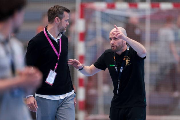 26.04.2026, 29. Spieltag der 2. Handball Bundesliga, TuSEM Essen - HC Elbflorenz 2006. v. l. Geschäftsführer Jonathan Abbenhaus (TuSEM Essen) diskutiert mit Trainer Andre Haber (HC Elbflorenz 2006). Essen Am Hallo NRW Deutschland xRHR-FOTO DEx Copyright: DennisxEwert RHR-FOTOx RHR-FOTO DE