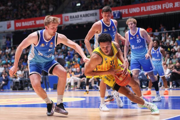 Frankfurt Skyliners - ALBA Berlin, easyCredit BBL Michael Rataj (Alba Berlin, 21) rettet den Ball vor Till Pape (Skyliners, 19). Im Hintergrund Ryan Hawkins (Skyliners, 33) und Jacob Holt (Skyliners, 10). Spiel der easyCredit BBL zwischen den Frankfurt Skyliners und ALBA Berlin am 26. April 2026 in der Süwag Energie ARENA in Frankfurt am Main., Frankfurt am Main Hessen Deutschland Süwag Energie ARENA