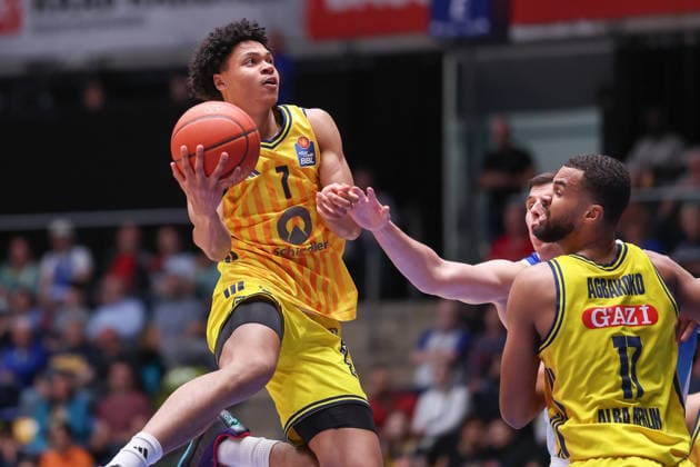 Frankfurt Skyliners - ALBA Berlin, easyCredit BBL Jack Kayil (Alba Berlin, 7) geht hoch zum Korb, rechts Norris Agbakoko (Alba Berlin, 17). Spiel der easyCredit BBL zwischen den Frankfurt Skyliners und ALBA Berlin am 26. April 2026 in der Süwag Energie ARENA in Frankfurt am Main., Frankfurt am Main Hessen Deutschland Süwag Energie ARENA