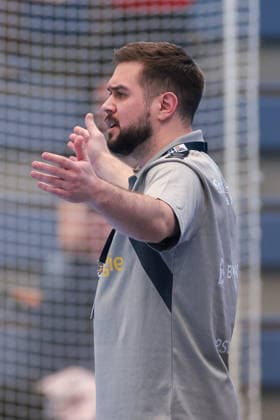 26.04.2026, 29. Spieltag der 2. Handball Bundesliga, TuSEM Essen - HC Elbflorenz 2006. Trainer Kenji Hövels (TuSEM Essen) reklamiert. Essen Am Hallo NRW Deutschland xRHR-FOTO DEx Copyright: DennisxEwert RHR-FOTOx RHR-FOTO DE