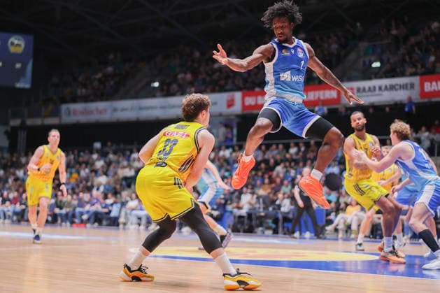 Frankfurt Skyliners - ALBA Berlin, easyCredit BBL Isaiah Swope (Skyliners, 1) fliegt an Bennet Hundt (Alba Berlin, 33) vorbei. Spiel der easyCredit BBL zwischen den Frankfurt Skyliners und ALBA Berlin am 26. April 2026 in der Süwag Energie ARENA in Frankfurt am Main., Frankfurt am Main Hessen Deutschland Süwag Energie ARENA