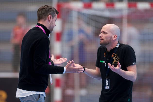 26.04.2026, 29. Spieltag der 2. Handball Bundesliga, TuSEM Essen - HC Elbflorenz 2006. v. l. Geschäftsführer Jonathan Abbenhaus (TuSEM Essen) diskutiert mit Trainer Andre Haber (HC Elbflorenz 2006). Essen Am Hallo NRW Deutschland xRHR-FOTO DEx Copyright: DennisxEwert RHR-FOTOx RHR-FOTO DE