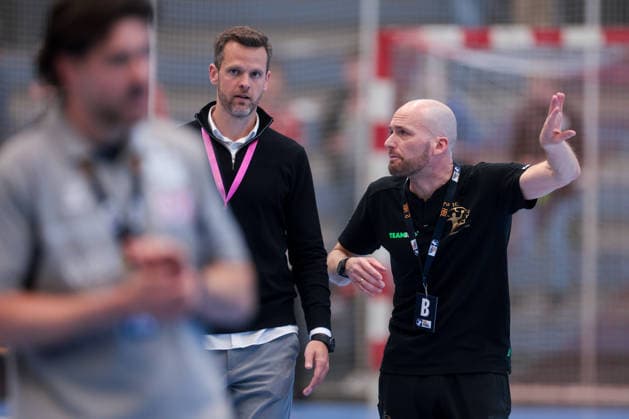 26.04.2026, 29. Spieltag der 2. Handball Bundesliga, TuSEM Essen - HC Elbflorenz 2006. v. l. Geschäftsführer Jonathan Abbenhaus (TuSEM Essen) diskutiert mit Trainer Andre Haber (HC Elbflorenz 2006). Essen Am Hallo NRW Deutschland xRHR-FOTO DEx Copyright: DennisxEwert RHR-FOTOx RHR-FOTO DE