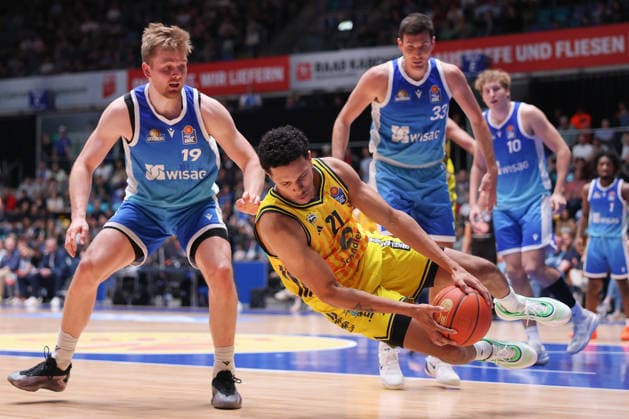 Frankfurt Skyliners - ALBA Berlin, easyCredit BBL Michael Rataj (Alba Berlin, 21) rettet den Ball vor Till Pape (Skyliners, 19). Im Hintergrund Ryan Hawkins (Skyliners, 33) und Jacob Holt (Skyliners, 10). Spiel der easyCredit BBL zwischen den Frankfurt Skyliners und ALBA Berlin am 26. April 2026 in der Süwag Energie ARENA in Frankfurt am Main., Frankfurt am Main Hessen Deutschland Süwag Energie ARENA