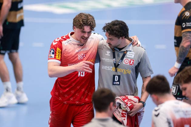 26.04.2026, 29. Spieltag der 2. Handball Bundesliga, TuSEM Essen - HC Elbflorenz 2006. v. l. Finn Wolfram (TuSEM Essen), Physiotherapeut Alexander Holländer (TuSEM Essen) Essen Am Hallo NRW Deutschland xRHR-FOTO DEx Copyright: DennisxEwert RHR-FOTOx RHR-FOTO DE