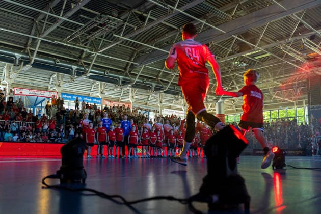 26.04.2026, 29. Spieltag der 2. Handball Bundesliga, TuSEM Essen - HC Elbflorenz 2006. Die Spieler des TuSEM Essen laufen ein. Essen Am Hallo NRW Deutschland xRHR-FOTO DEx Copyright: DennisxEwert RHR-FOTOx RHR-FOTO DE
