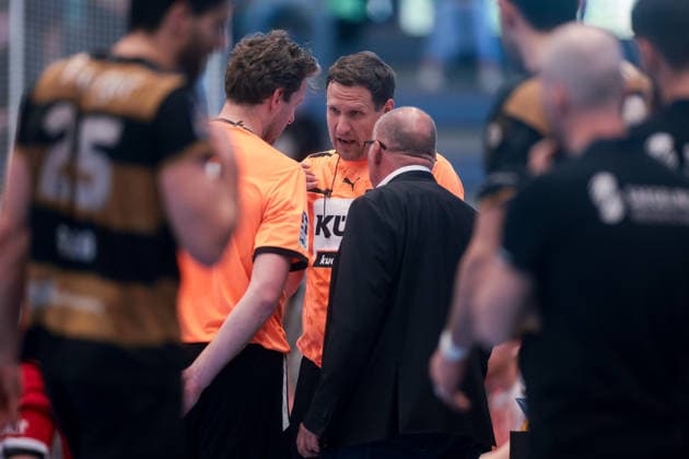 26.04.2026, 29. Spieltag der 2. Handball Bundesliga, TuSEM Essen - HC Elbflorenz 2006. Schiedsricher Nils Blümel diskutiert mit der Spielaufsicht Frank Böllhoff. Essen Am Hallo NRW Deutschland xRHR-FOTO DEx Copyright: DennisxEwert RHR-FOTOx RHR-FOTO DE