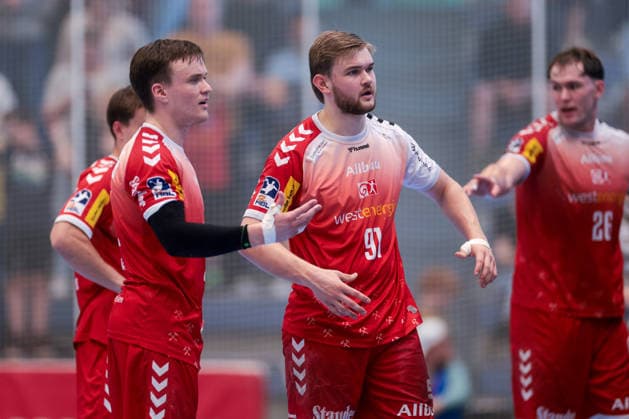 26.04.2026, 29. Spieltag der 2. Handball Bundesliga, TuSEM Essen - HC Elbflorenz 2006. v. l. Max Neuhaus (TuSEM Essen), Alexander Schoss (TuSEM Essen) reklamieren. Essen Am Hallo NRW Deutschland xRHR-FOTO DEx Copyright: DennisxEwert RHR-FOTOx RHR-FOTO DE