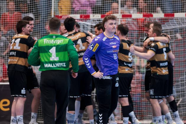 26.04.2026, 29. Spieltag der 2. Handball Bundesliga, TuSEM Essen - HC Elbflorenz 2006. Torwart Finn Knaack (TuSEM Essen) geht weg, während hinterm ihm gejubelt wird. Essen Am Hallo NRW Deutschland xRHR-FOTO DEx Copyright: DennisxEwert RHR-FOTOx RHR-FOTO DE