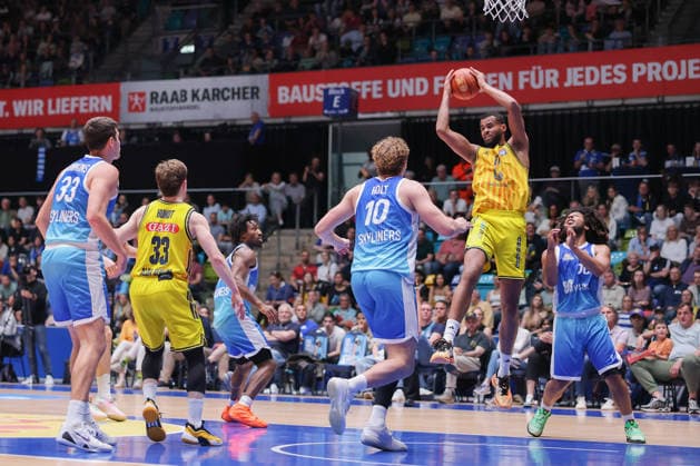 Frankfurt Skyliners - ALBA Berlin, easyCredit BBL Norris Agbakoko (Alba Berlin, 17) gegen Jacob Holt (Skyliners, 10) und Tyger Campbell (Skyliners, 00). Spiel der easyCredit BBL zwischen den Frankfurt Skyliners und ALBA Berlin am 26. April 2026 in der Süwag Energie ARENA in Frankfurt am Main., Frankfurt am Main Hessen Deutschland Süwag Energie ARENA