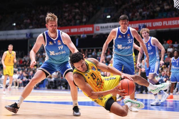 Frankfurt Skyliners - ALBA Berlin, easyCredit BBL Michael Rataj (Alba Berlin, 21) rettet den Ball vor Till Pape (Skyliners, 19). Im Hintergrund Ryan Hawkins (Skyliners, 33) und Jacob Holt (Skyliners, 10). Spiel der easyCredit BBL zwischen den Frankfurt Skyliners und ALBA Berlin am 26. April 2026 in der Süwag Energie ARENA in Frankfurt am Main., Frankfurt am Main Hessen Deutschland Süwag Energie ARENA