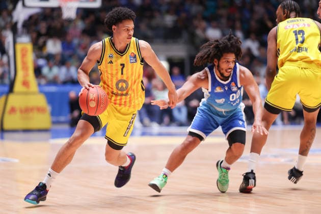 Frankfurt Skyliners - ALBA Berlin, easyCredit BBL Jack Kayil (Alba Berlin, 7) zieht an Tyger Campbell (Skyliners, 00) vorbei. Spiel der easyCredit BBL zwischen den Frankfurt Skyliners und ALBA Berlin am 26. April 2026 in der Süwag Energie ARENA in Frankfurt am Main., Frankfurt am Main Hessen Deutschland Süwag Energie ARENA