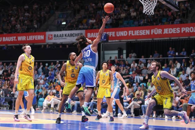 Frankfurt Skyliners - ALBA Berlin, easyCredit BBL Tyger Campbell (Skyliners, 00) geht hoch zum Korb, Moses Wood (Alba Berlin, 11), J Wan Roberts (Alba Berlin, 13) und Malte Delow (Alba Berlin, 6) können nur noch zuschauen. Spiel der easyCredit BBL zwischen den Frankfurt Skyliners und ALBA Berlin am 26. April 2026 in der Süwag Energie ARENA in Frankfurt am Main., Frankfurt am Main Hessen Deutschland Süwag Energie ARENA