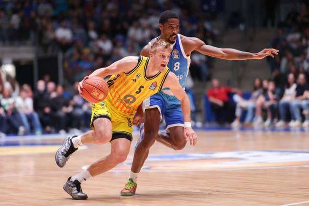 Frankfurt Skyliners - ALBA Berlin, easyCredit BBL Sam Griesel (Alba Berlin, 5) gegen William Christmas (Skyliners, 8). Spiel der easyCredit BBL zwischen den Frankfurt Skyliners und ALBA Berlin am 26. April 2026 in der Süwag Energie ARENA in Frankfurt am Main., Frankfurt am Main Hessen Deutschland Süwag Energie ARENA