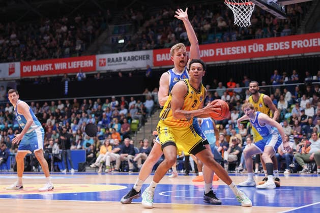 Frankfurt Skyliners - ALBA Berlin, easyCredit BBL Till Pape (Skyliners, 19) verteidigt gegen Michael Rataj (Alba Berlin, 21). Spiel der easyCredit BBL zwischen den Frankfurt Skyliners und ALBA Berlin am 26. April 2026 in der Süwag Energie ARENA in Frankfurt am Main., Frankfurt am Main Hessen Deutschland Süwag Energie ARENA