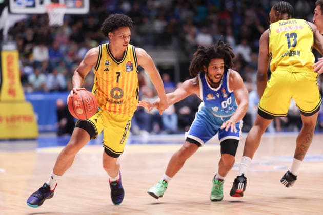 Frankfurt Skyliners - ALBA Berlin, easyCredit BBL Jack Kayil (Alba Berlin, 7) umspielt Tyger Campbell (Skyliners, 00). Spiel der easyCredit BBL zwischen den Frankfurt Skyliners und ALBA Berlin am 26. April 2026 in der Süwag Energie ARENA in Frankfurt am Main., Frankfurt am Main Hessen Deutschland Süwag Energie ARENA