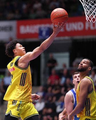 Frankfurt Skyliners - ALBA Berlin, easyCredit BBL Jack Kayil (Alba Berlin, 7) geht hoch zum Korb, rechts Norris Agbakoko (Alba Berlin, 17). Spiel der easyCredit BBL zwischen den Frankfurt Skyliners und ALBA Berlin am 26. April 2026 in der Süwag Energie ARENA in Frankfurt am Main., Frankfurt am Main Hessen Deutschland Süwag Energie ARENA