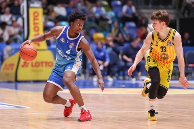 Frankfurt Skyliners - ALBA Berlin, easyCredit BBL Nahiem Alleyne (Skyliners, 4) gegen Bennet Hundt (Alba Berlin, 33). Spiel der easyCredit BBL zwischen den Frankfurt Skyliners und ALBA Berlin am 26. April 2026 in der Süwag Energie ARENA in Frankfurt am Main., Frankfurt am Main Hessen Deutschland Süwag Energie ARENA