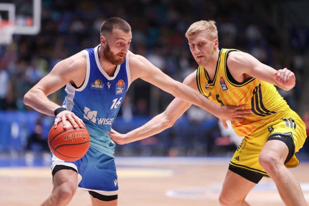 Frankfurt Skyliners - ALBA Berlin, easyCredit BBL Radii Caisin (Skyliners, 16) gegen Sam Griesel (Alba Berlin, 5). Spiel der easyCredit BBL zwischen den Frankfurt Skyliners und ALBA Berlin am 26. April 2026 in der Süwag Energie ARENA in Frankfurt am Main., Frankfurt am Main Hessen Deutschland Süwag Energie ARENA
