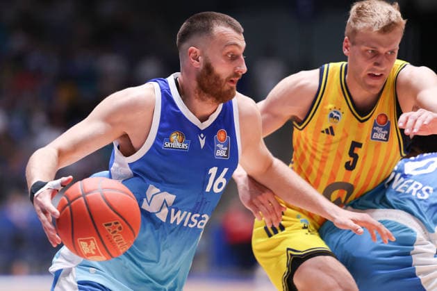 Frankfurt Skyliners - ALBA Berlin, easyCredit BBL Radii Caisin (Skyliners, 16) gegen Sam Griesel (Alba Berlin, 5). Spiel der easyCredit BBL zwischen den Frankfurt Skyliners und ALBA Berlin am 26. April 2026 in der Süwag Energie ARENA in Frankfurt am Main., Frankfurt am Main Hessen Deutschland Süwag Energie ARENA