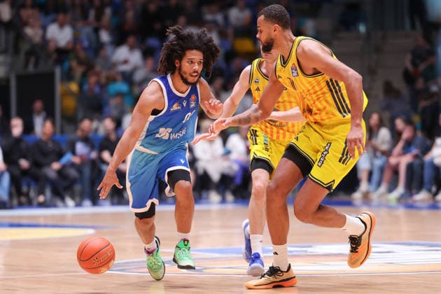 Frankfurt Skyliners - ALBA Berlin, easyCredit BBL Tyger Campbell (Skyliners, 00) umspielt Norris Agbakoko (Alba Berlin, 17). Spiel der easyCredit BBL zwischen den Frankfurt Skyliners und ALBA Berlin am 26. April 2026 in der Süwag Energie ARENA in Frankfurt am Main., Frankfurt am Main Hessen Deutschland Süwag Energie ARENA