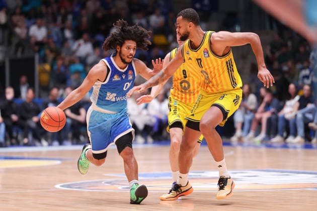 Frankfurt Skyliners - ALBA Berlin, easyCredit BBL Tyger Campbell (Skyliners, 00) umspielt Norris Agbakoko (Alba Berlin, 17). Spiel der easyCredit BBL zwischen den Frankfurt Skyliners und ALBA Berlin am 26. April 2026 in der Süwag Energie ARENA in Frankfurt am Main., Frankfurt am Main Hessen Deutschland Süwag Energie ARENA