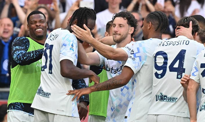 April 26, 2026, Turin, Italy: Inter s Yann Bissek (L) celebrates with teammates after scoring during the italian Serie A soccer match Torino FC vs Inter FC at the Olimpico Grande Torino Stadium in Turin, Italy, 26 April 2026 ANSA ALESSANDRO DI MARCO. Serie A: Torino FC Vs Inter FC  - ZUMAa110 20260426_zaf_a110_028 Copyright: xAlessandroxDixMarcox