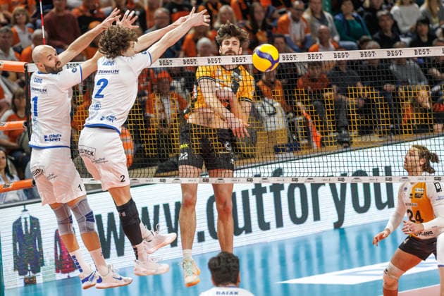 Volleyball, Männer: BR Volleys - VfB Friedrichshafen, Bundesliga. Jake Hanes (BR Volleys) spielt den Ball über das Netz. BR Volleys -VfB Friedrichshafen