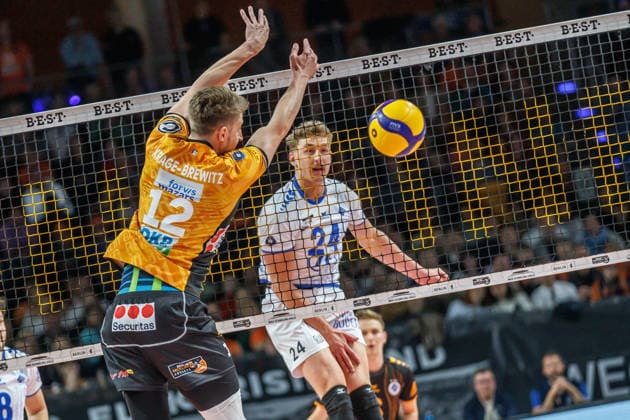 Volleyball, Männer: BR Volleys - VfB Friedrichshafen, Bundesliga. Florian Krage (BR Volleys) blockt den Ball. BR Volleys -VfB Friedrichshafen
