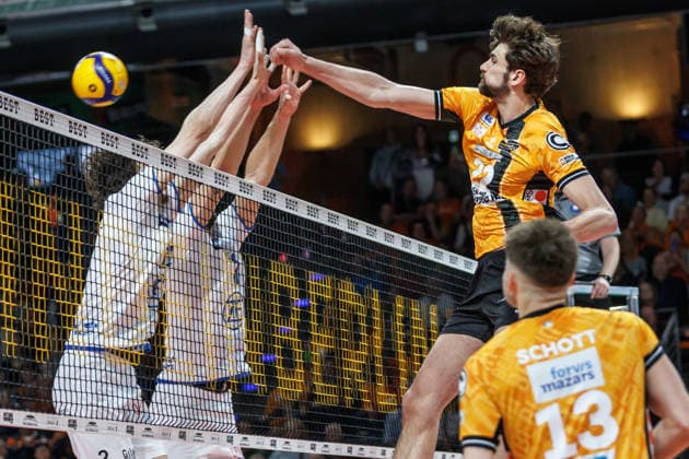 Volleyball, Männer: BR Volleys - VfB Friedrichshafen, Bundesliga. Jake Hanes (BR Volleys) spielt den Ball über das Netz. BR Volleys -VfB Friedrichshafen