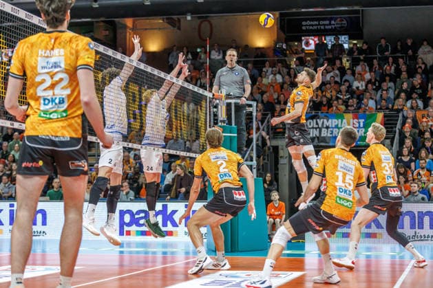 Volleyball, Männer: BR Volleys - VfB Friedrichshafen, Bundesliga. Ruben Schott (BR Volleys) spielt den Ball über das Netz. BR Volleys -VfB Friedrichshafen