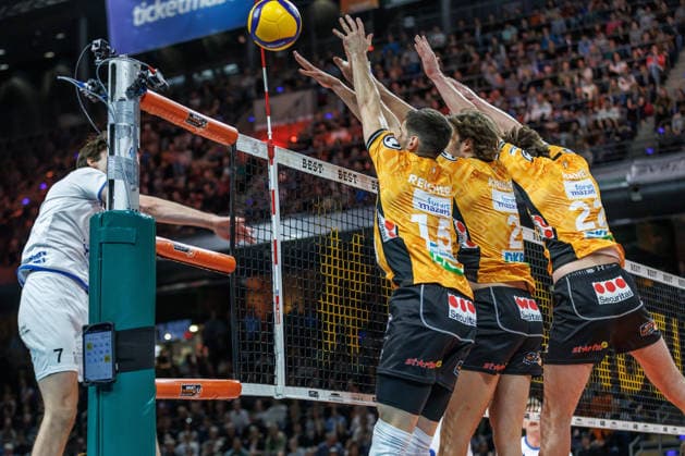 Volleyball, Männer: BR Volleys - VfB Friedrichshafen, Bundesliga. Moritz Reichert (BR Volleys), Matthew Knigge (BR Volleys) und Jake Hanes (BR Volleys) blocken den Ball. BR Volleys -VfB Friedrichshafen