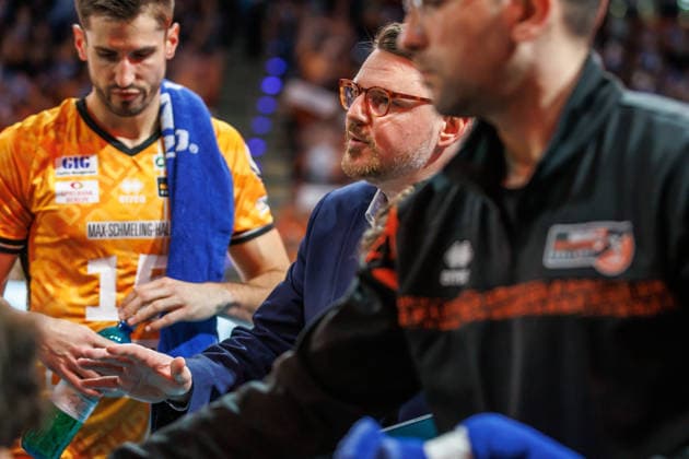 Volleyball, Männer: BR Volleys - VfB Friedrichshafen, Bundesliga. Trainer Markus Steuerwald (BR Volleys) bespricht sich mit seinem Team. BR Volleys -VfB Friedrichshafen