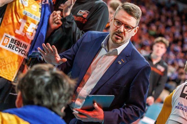 Volleyball, Männer: BR Volleys - VfB Friedrichshafen, Bundesliga. Trainer Markus Steuerwald (BR Volleys) bespricht sich mit seinem Team. BR Volleys -VfB Friedrichshafen