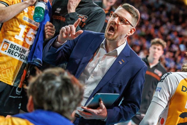 Volleyball, Männer: BR Volleys - VfB Friedrichshafen, Bundesliga. Trainer Markus Steuerwald (BR Volleys) bespricht sich mit seinem Team. BR Volleys -VfB Friedrichshafen