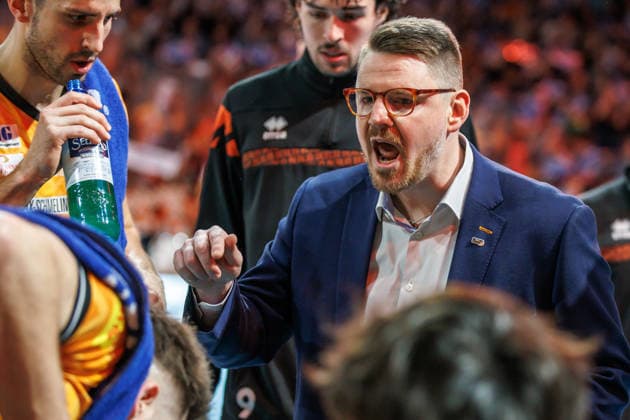 Volleyball, Männer: BR Volleys - VfB Friedrichshafen, Bundesliga. Trainer Markus Steuerwald (BR Volleys) bespricht sich mit seinem Team. BR Volleys -VfB Friedrichshafen