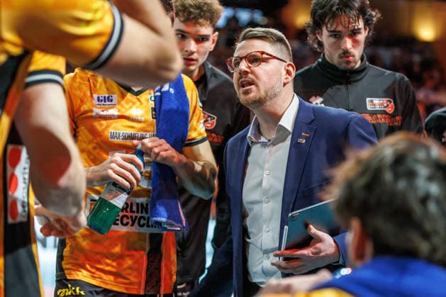 Volleyball, Männer: BR Volleys - VfB Friedrichshafen, Bundesliga. Trainer Markus Steuerwald (BR Volleys) bespricht sich mit seinem Team. BR Volleys -VfB Friedrichshafen