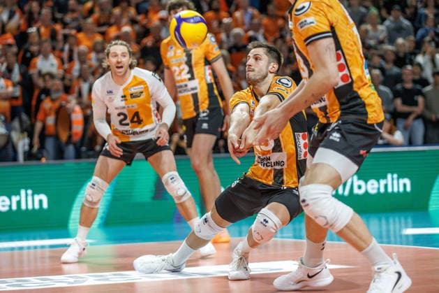 Volleyball, Männer: BR Volleys - VfB Friedrichshafen, Bundesliga. Moritz Reichert (BR Volleys) nimmt den Ball an. BR Volleys -VfB Friedrichshafen