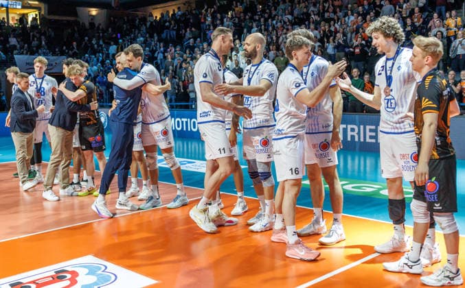 Volleyball, Männer: BR Volleys - VfB Friedrichshafen, Bundesliga. VfB Friedrichshafen ist nach dem 0:3 gegen die BR Volleys für den 3. Platz geehrt worden. BR Volleys -VfB Friedrichshafen